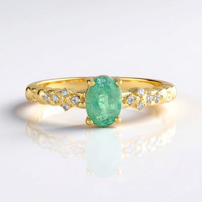 Cavill - Luxe Vergulde Zilveren Ring - 0,613 ct Ovale Russische Smaragd - 10 Cambodjaanse Zirkonia - Elegante Zilveren Sieraden