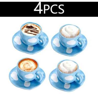 Tasse à café et soucoupe en céramique peinte à la main avec ciel bleu et nuages blancs gray