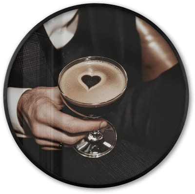 Poster in lijst Rond - Fotolijst 60x60 cm - Posters - Hartje - Cocktail - Espresso Martini - Hand - Ronde posterlijst zwart - Decoratie - Wanddecoratie woonkamer - Muurdecoratie slaapkamer