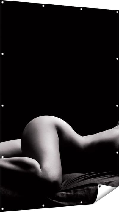 Gards Tuinposter Vrouw Naakt in Bed - Erotiek - Zwart Wit - 120x180 cm - Tuindoek - Tuindecoratie - Wanddecoratie buiten - Tuinschilderij