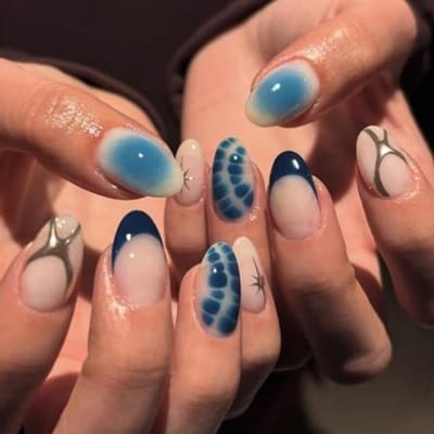 Dailygoods- Kunstnagels 24 Stuks - Korte Amandelvorm - Franse Tips - Blauwe Ombre - Krokodillenprint - Zilveren Sterren - Nepnagels
