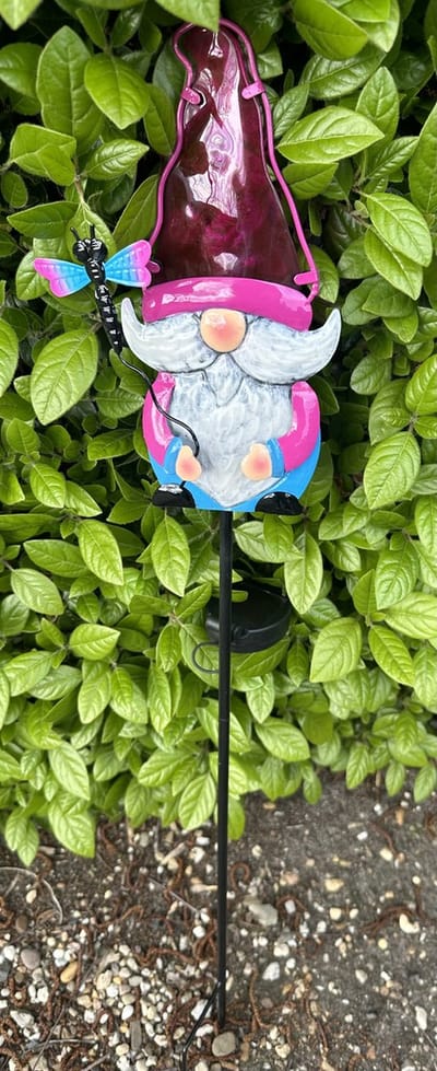 Metaal + glazen solarlamp op tuinsteker "Kabouter met libelle" - meerkleurig - tuinsteker - hoogte 82 x 15 x 2 cm - Tuindecoratie - Tuinverlichting