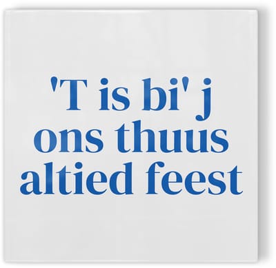 Tegeltje Zwolle ’T is bi’ j ons thuus altied feest - wit blauw - tegeltje stad - tegeltje met tekst