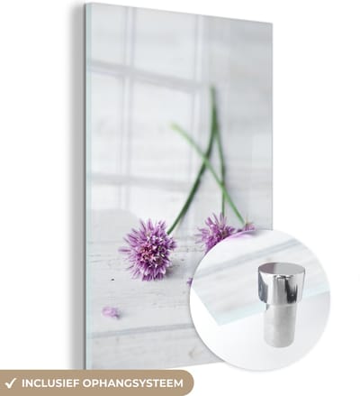 ® Glasschilderij 120x180 cm - Schilderij acrylglas - Paarse bieslook bloemen op houten tafel - Foto op glas - Muurdecoratie woonkamer - Wanddecoratie slaapkamer - Schilderijen