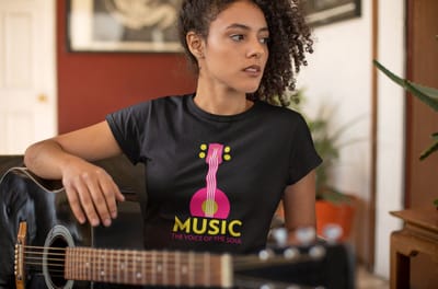 Shirt - Music, the voice of the soul - Wurban Wear | Grappig shirt | Muziek | Unisex tshirt | Oortjes | Box | Gitaar | Piano | Dans | Koptelefoon | Wit & Zwart