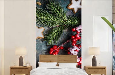 Behang - Fotobehang Kerst - Rustiek - Takken - Steranijs - Bes - Rood - Breedte 120 cm x hoogte 240 cm