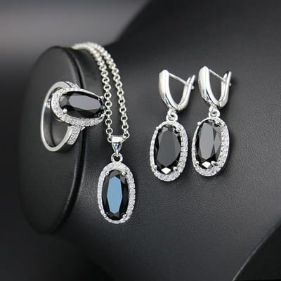 De Nieuwe Ovale Zirkoon Ketting Oorbellen en Ring Driedelige Set Is Modieus en Licht Luxe Size 10 ring set black