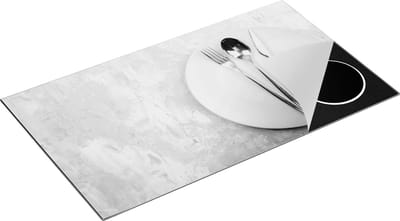 Chefcare Inductie Beschermer Bestek met een Bord op Witte Marmer - Zwart Wit - 90x50 cm - Afdekplaat Inductie - Kookplaat Beschermer - Inductie Mat