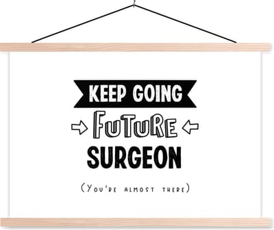 Posterhanger incl. Poster 90x60 cm - Schoolplaat - Quotes - Studeren - Chirurg - Dokter - Textielposter - Blanke latten