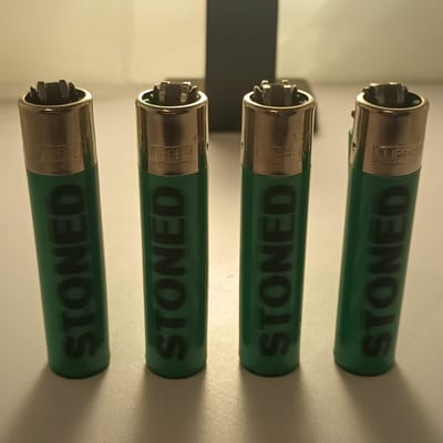 4 Clipper "Stoned" Aanstekers - Groen - Hervulbaar - Opschrift STONED - Hoog 7.5cm
