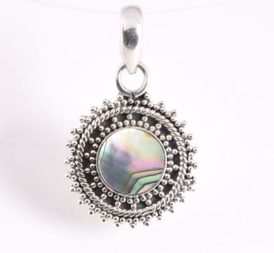 Fijne bewerkte ronde zilveren hanger met abalone schelp