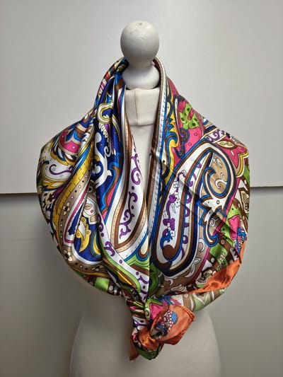Vierkante dames sjaal Peggy-gebloemd motief-oranje wit groen bruin fuchsia blauw paars geel zwart-90x90