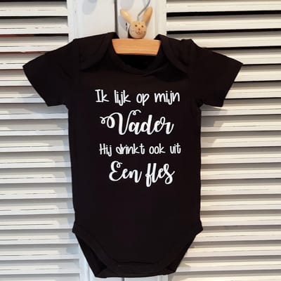 Baby Romper zwart met tekst bedrukking Ik lijk op mijn vader. Hij drinkt ook uit een fles | korte mouw | zwart wit | maat 62/68 cadeau papa