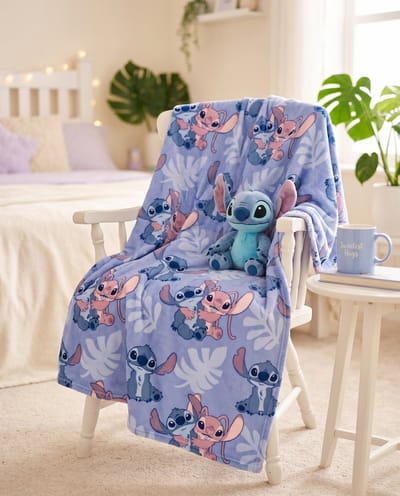 Flanel Deken Disney Stitch & Angel 110x150cm – Sweetest Hugs All-Over – 100% Polyester – Officiële Disney Licentie