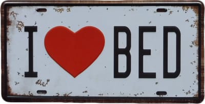 Wandbord I love bed - Tekstbord - Vintage Retro - Mancave wandborden - Metalen bordjes mancave - Metalen wandbord - 15 x 30 cm - Tekstborden - Cave & Garden
