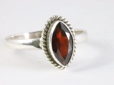 Fijne bewerkte zilveren ring met granaat - maat 18.5