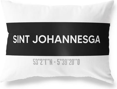 Tuinkussen SINT JOHANNESGA - FRIESLAND met coördinaten - Buitenkussen - Bootkussen - Weerbestendig - Jouw Plaats - Studio216 - Modern - Zwart-Wit - 50x30cm