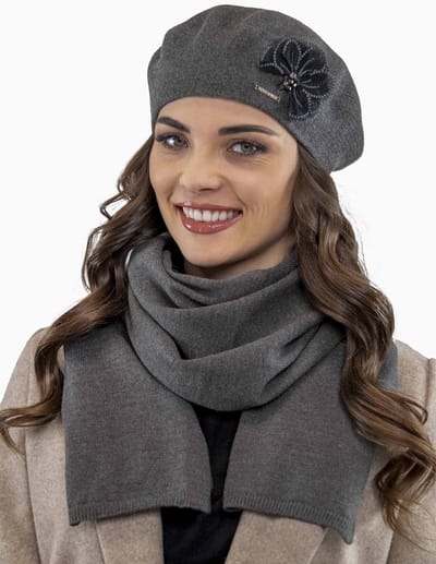 Vivisence Dames Baret En Sjaal Winterset - Wolmix Met Bloemenapplicatie Op De Baret En Decoratieve Steek Op De Sjaal Voor Een Verzorgde Uitstraling - Zacht En Warm Voor Comfort Tijdens Koude Winterdagen En Geschikt Voor Diverse Stylings - Donkergrijs