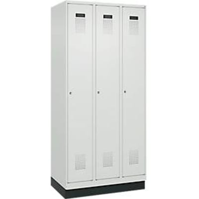 C+P Evolo Plus garderobekast, 3 vakken, 300 mm vakbreedte, met plint, rechts scharnier, soft-close, inbraakwerend, B 900 x D 500 x H 1950 mm, cilinderslot, lichtgrijs RAL 7035/lichtgrijs RAL 7035