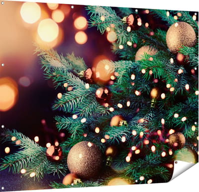 Gards Tuinposter Versierde Kerstboom met Lichtjes - 150x120 cm - Tuindoek - Tuindecoratie - Wanddecoratie buiten - Tuinschilderij