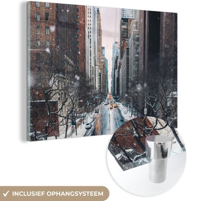 MuchoWow® Glasschilderij 120x80 cm - Schilderij acrylglas - New York - Sneeuw - Manhattan - Winter - Straat - Foto op glas - Schilderijen