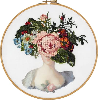 Pako Borduurpakket - telpatroon met codekaart- portret Manon Balletti, vrouw met bloemenboeket- 280.010 - voorgesorteerd garen - Jobelan gedeeltelijk geprint - 25 cm Rond - DIY kit