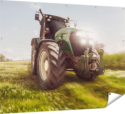 Gards Tuinposter Tractor op het Gras - Trekker - 160x120 cm - Tuindoek - Tuindecoratie - Wanddecoratie buiten - Tuinschilderij