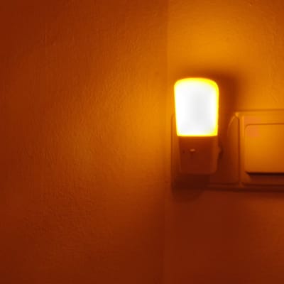 Amber licht nachtlampje - witte cover - schemersensor - dimbaar - stekker - flikkert niet - anti blauw licht - ontspannen avond - nachtrust