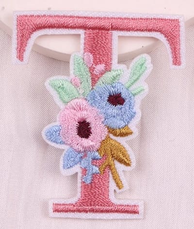 Strijk Embleem Alfabet Patch - Letter T - Bloemen Roze - 5cm hoog - Letters Stof Applicatie - Geborduurd - Strijkletters - Patches - Iron On