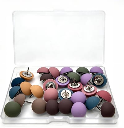 Kleurrijke punaises in 30 stuks met transparante opbergdoos, ideaal voor prikborden, scholen en kantoren, metalen decoratieve priknaalden