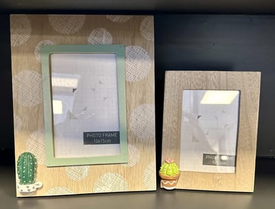 Set van 2 decoratieve houten fotolijsten "Cactus" - hout - foto formaat 10 x 15 cm + 9 x 13 cm - meerkleurig - met standaard - polyresin cactus - Woonaccessoires