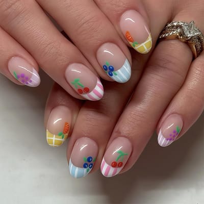 Dailygoods- Kunstnagels 24 Stuks - Korte Ovale Kunstnagels - Fruitdruk Design - Glanzende Gelafwerking - Herbruikbare Acrylnagels - Zomerse Kleurrijke Strepen - Nepnagels