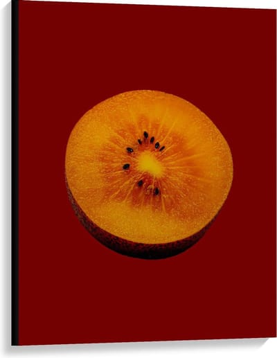 Canvas  - Gele Kiwi op Rode Achtergrond - 75x100cm Foto op Canvas Schilderij (Wanddecoratie op Canvas)