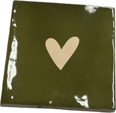 Hippe tegeltje met tekst: Hartje | Olijfgroen met beige | Gepersonaliseerde cadeau | Hippe Spreuktegel | Nieuwe woning cadeau | Housewarming cadeau