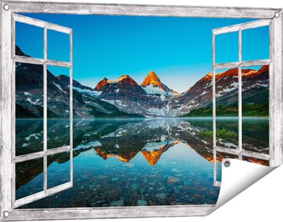 Gards Tuinposter Doorkijk Berg Assiniboine bij het Meer in Canada - 90x60 cm - Tuindoek - Tuindecoratie - Wanddecoratie buiten - Tuinschilderij