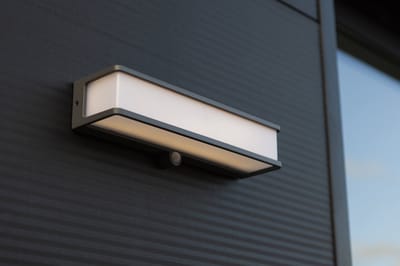LUTEC Doblo - Solar wandlamp voor buiten - PIR Bewegingssensor - Aluminium armatuur - LED - 1800 Lumen - 16.5W - 4000K wit licht - Donkergrijs
