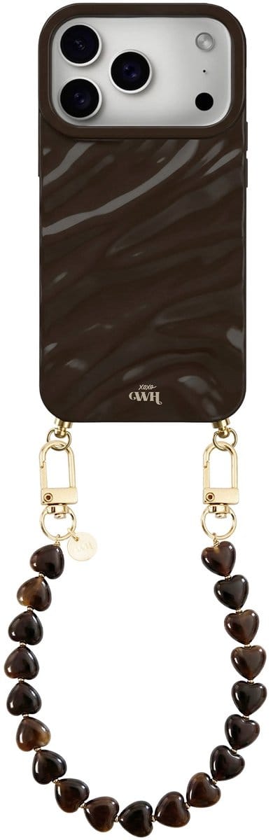 xoxo Wildhearts Brown Glaze telefoonhoesje met koord - geschikt voor iPhone 17 Pro - Sweetheart Brown - Dream hoesje met telefoonkoord - Glimmende silicone case met plooien - Korte hartjes ketting met gouden details - Bruin
