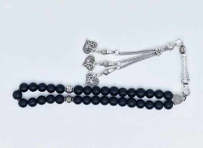 Handgemaakte tesbih klassiek - "Tasbih" natuursteen "Mat zwart onyx" - Aantal kralen 33 - Diameter kralen 8 MM - met metaal tassel "Harten" - Een mooi cadeau-idee