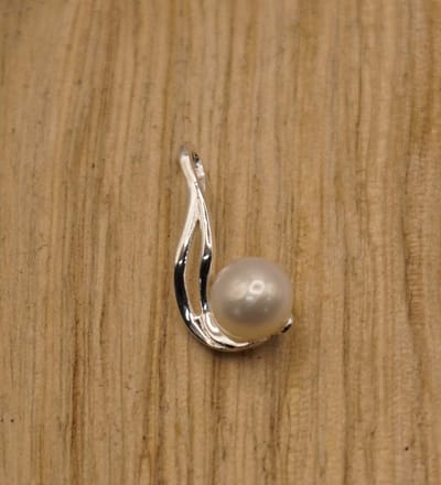 Sterling zilveren hanger sierlijke draai met witte zoetwater parel - vrouwelijke hanger zilver met witte parel - kleine hanger van 925 zilver met parel - sierlijke hanger - gedraaide hanger met pareltje - zilveren bedel voor dames ketting