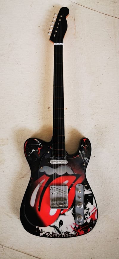 The Rolling Stones Miniatuur Gitaar TE Model – Houten Classic Rock Decoratie met Standaard – Luxe Abstract Band Merchandise – 25 cm Hoog – Stoer Cadeau Mancave