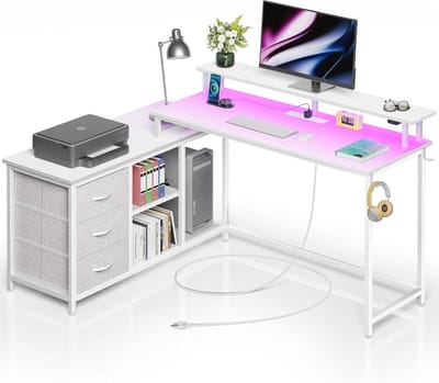 L-vormig computerbureau met LED-verlichting en oplaadpunten voor thuiskantoor