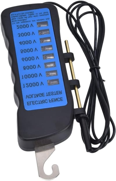 Draagbare spanningsmeter voor elektrische hekken op boerderijen met 8 neonlampjes en 12 kV meetcapaciteit voor veilige veehouderij.