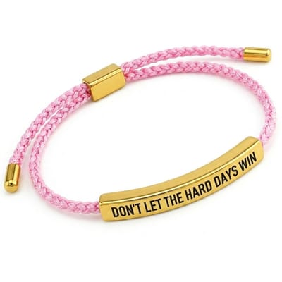 Roze gevlochten koord armband voor heren en dames met goudkleurige plaat en gegraveerde tekst "Don't Let The Hard Days Win" – verstelbaar