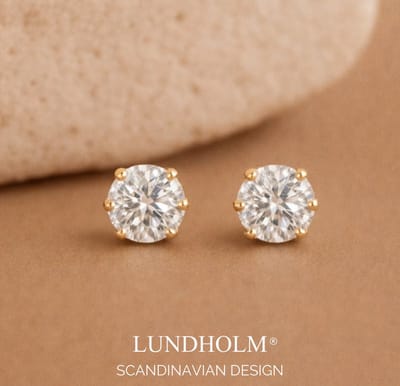 Lundholm Luxe Zirkonia Studs Oorbellen Jewellery - Oorknopjes Dames Zirkonia 4 mm - Premium Stainless Steel PVD Gold Plated Tweede Gaatje Oorbellen - Vrouwen cadeautjes tip - my Nikki Serie