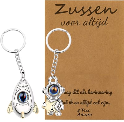 BFF Sleutelhanger voor 2 'Zussen voor altijd' - Astronaut + Ruimteschip met ILY IN 100 TALEN - Sleutelhanger set op Cadeau Kaartje Sleutelhanger set - Zilverkleurig - Vriendschap Symbool - Pax Amare