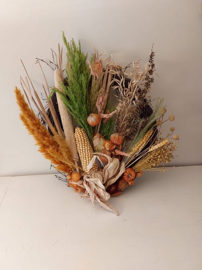 Krans met gedroogde mais, pompoentjes en mix met droogbloemen