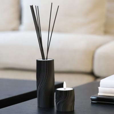 Giftset Geurstokjes Infinity Zwart – Witte Geurstokjeshouder & Oplaadbare LED Kaars, Geur Amber Oak, Luxe Huisparfum