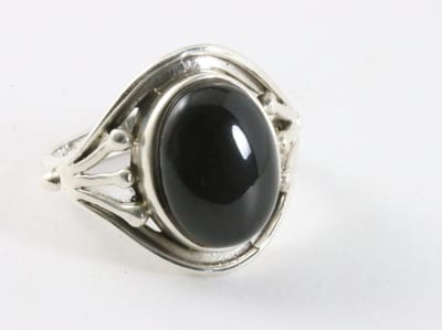 Bewerkte zilveren ring met onyx - maat 17