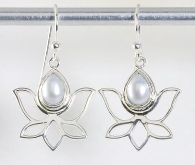 Opengewerkte zilveren lotus oorbellen met parel