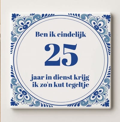 Grappige Werkjubileum Keramische Tegel 11 x 11 cm - “Na 25 Jaar In Dienst Krijg Ik Zo’n Kut Tegeltje” – Sarcastische Kantoor Humor Wanddecoratie Cadeau